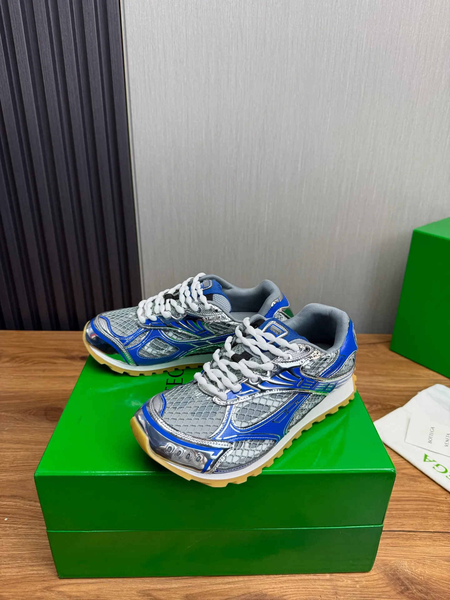 Men's men's shoes 💰620💰 BV top version 𝘽𝙊𝙏𝙏𝙀𝙂𝘼 𝙑𝙀𝙉𝙀𝙏𝘼 Orbit sneakers Wang Yibo same style couple style dad shoes 🩷💚 Runner sneakers, made of lightweight technical mesh fabric. Features a geometric patterned rubber outsole. Pay attention to the package craftsmanship ❕ High version shipping ❗️ Very nice, durable to play with and durable to make ✔️ Standard version 💯💯 The outsole is made of color-blocked TPU outsole. Women’s model 35-41 (40 41 customized) Men’s model 39-46 (45.46 customized) Equipped with original packaging